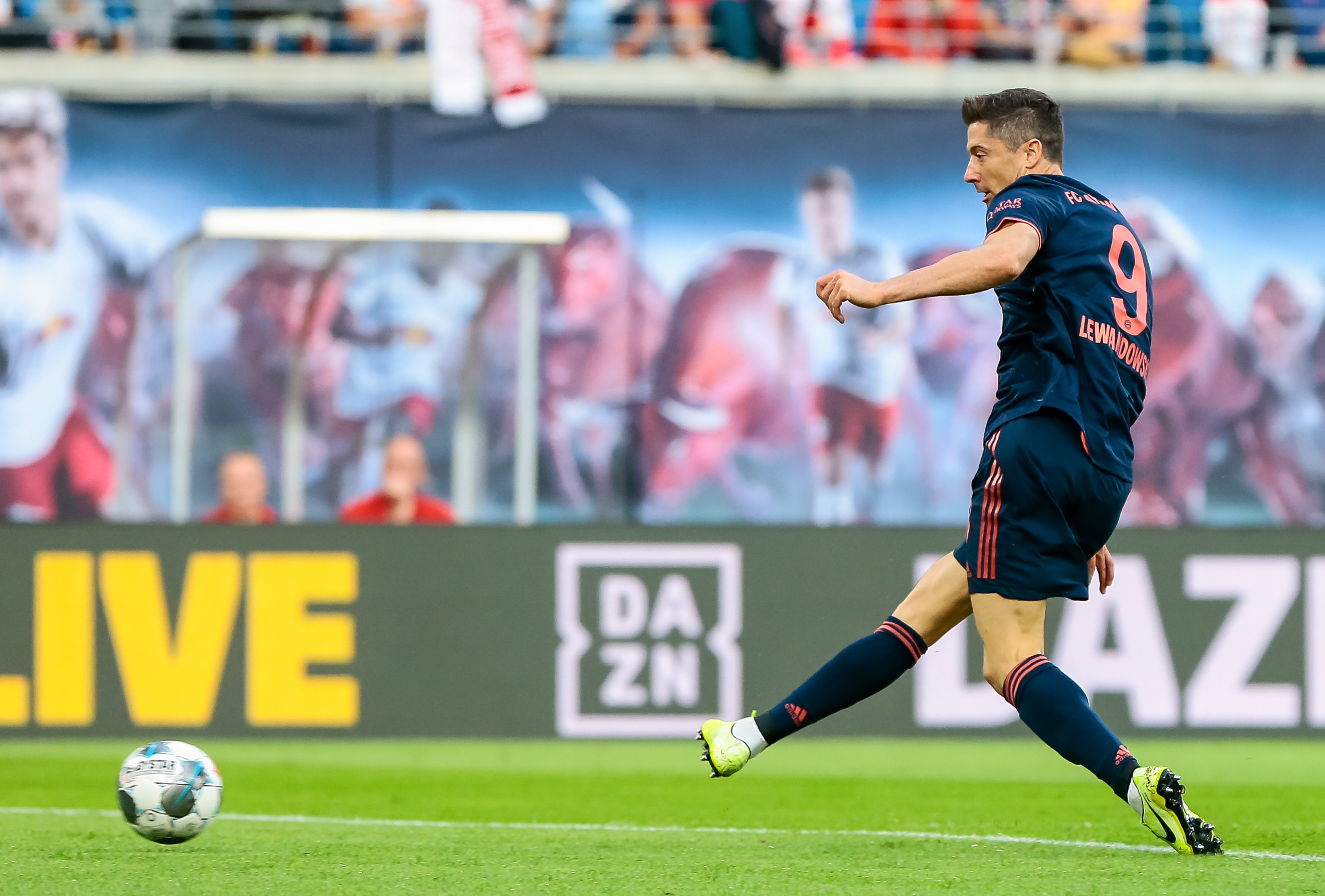 开云体育-包含莱万多夫斯基在德国队比赛中刷新纪录，领先优势明显引发热议！的词条